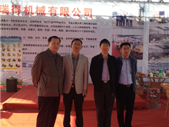 中国建筑机械协会会长张小轩在旺财28机械产品展位亲切交谈